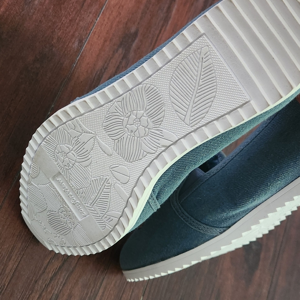 Comfortview Adorable Puppy and Paw Blue SlipOn Shoes - Picture 6 of 8